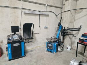 KFZ Hobby Werkstatt Innen Reifenmontage